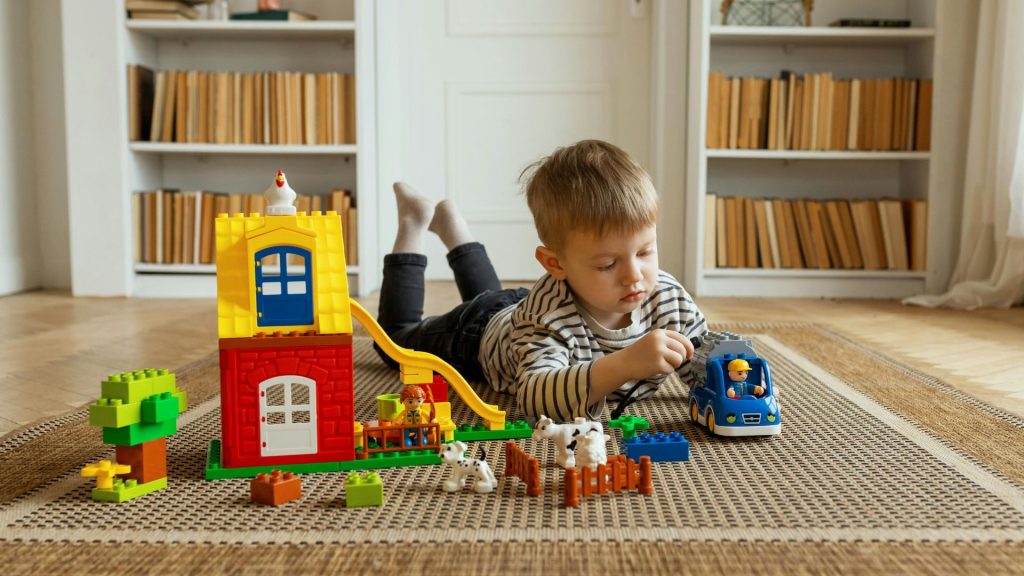 Mobilier et aménagement pour une chambre pratique