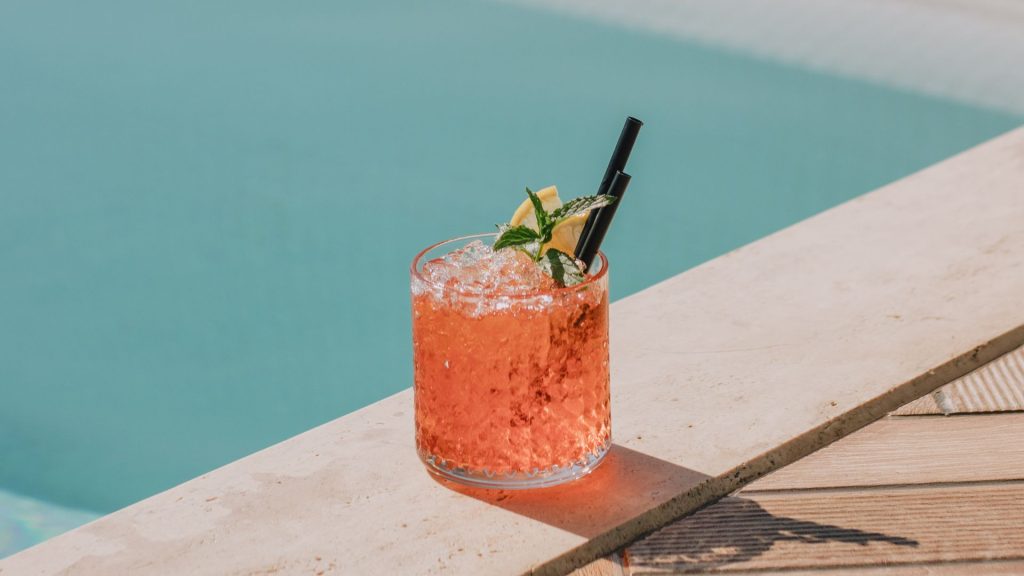 Comment puis-je enlever les champignons et tâches brunes sur le liner de ma piscine ?