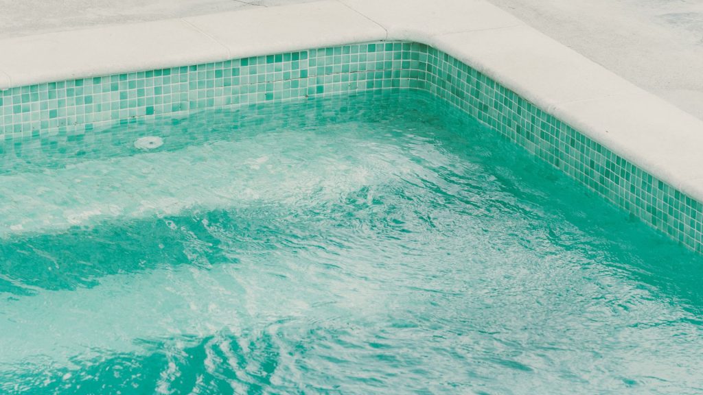 Comment puis-je enlever les champignons et tâches brunes sur le liner de ma piscine ?