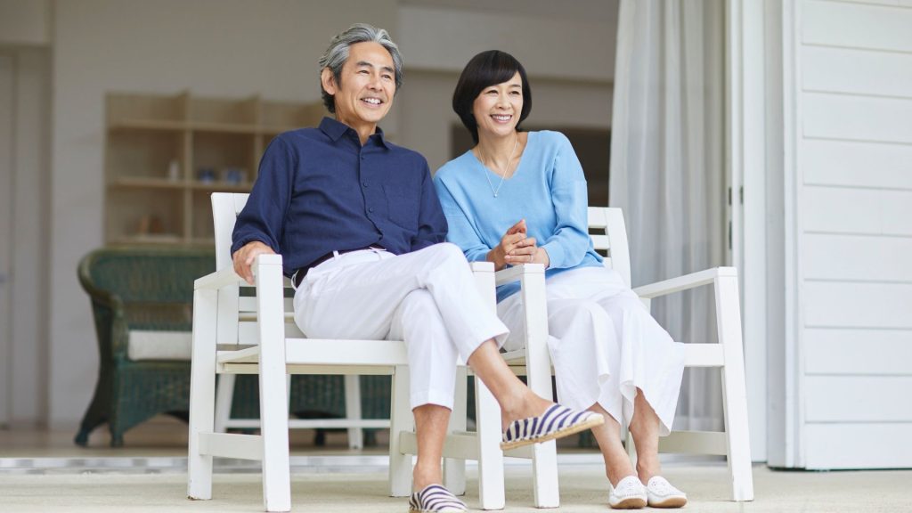 personnes couple dans véranda