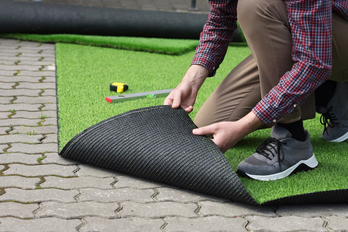 couper gazon synthétique